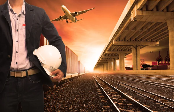 Indústria contêiner trens em ferrovias pista avião de carga voando w — Fotografia de Stock