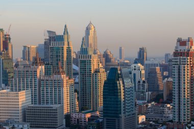 Simgesel Yapı ve modern gökyüzü kavgacı tip o içinde güzel ofis binası