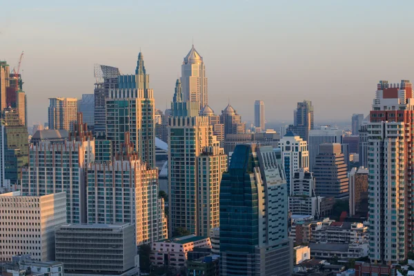 Simgesel Yapı ve modern gökyüzü kavgacı tip o içinde güzel ofis binası