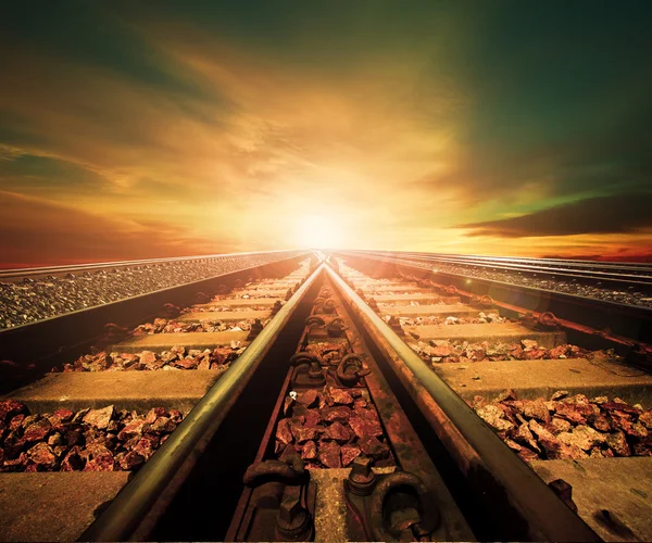 Cruce de vías férreas en la estación de trenes agains hermosa li — Foto de Stock