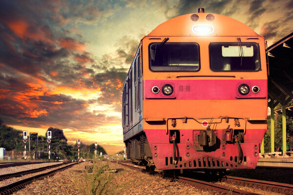 Вид спереди поездов на железнодорожном полотне
