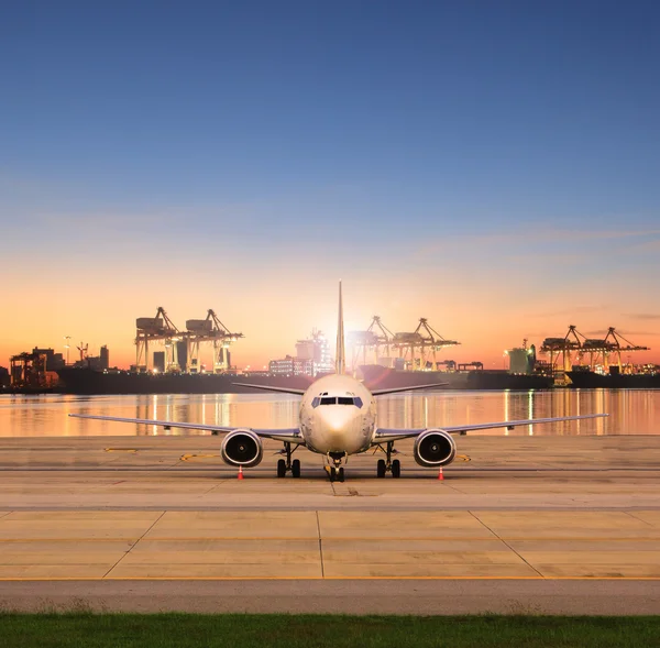 货运飞机停车在机场跑道和航运港口背后 — 图库照片