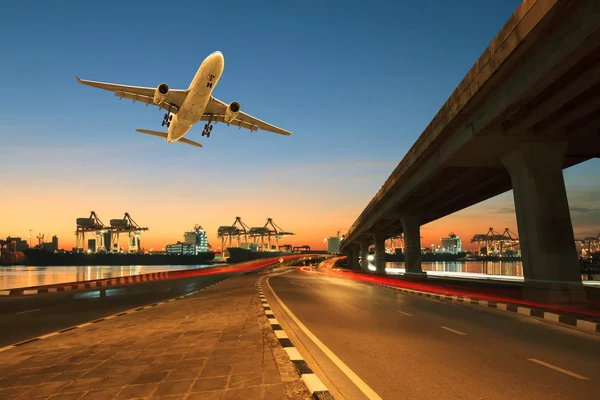 Straße, Landbrücke laufen in Schiffshafen und kommerzielles Frachtflugzeug — Stockfoto