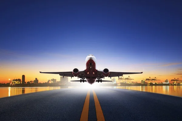 Vrachtvliegtuig opstijgen vanaf luchthaven start-en landingsbanen tegen schip haven terug — Stockfoto