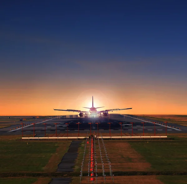 Passagierflugzeug im Landeanflug auf Landebahnen des Flughafens — Stockfoto