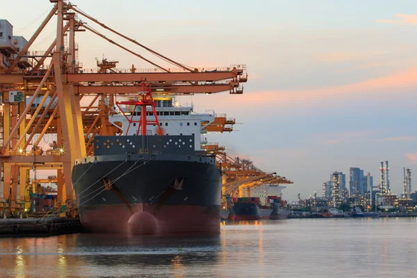 Kommersiella fartyg laddar containergods ship yard används för tra — Stockfoto