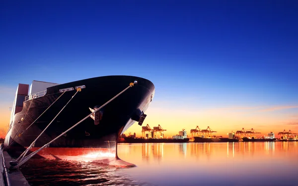 Nave container in importazione, porto di esportazione contro bella mattina l — Foto Stock