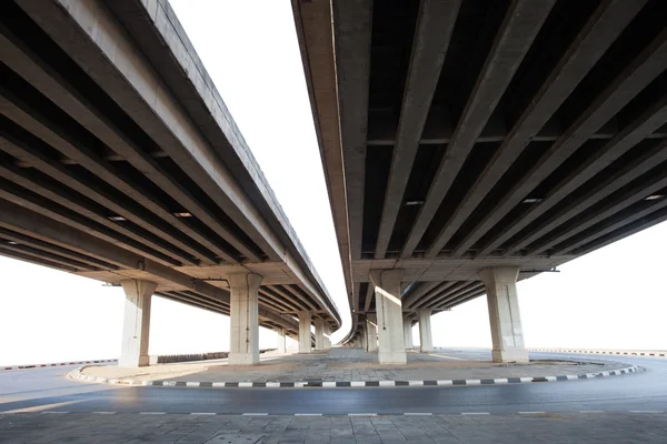 分離したコンクリート橋の白い背景の構築使用 fo — ストック写真