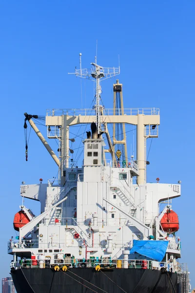 Vista trasera del puente del buque portacontenedores contra el cielo azul claro — Foto de Stock