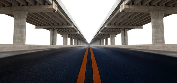 Perspectiva sobre a construção ponte ram e raod asfalto isolado — Fotografia de Stock