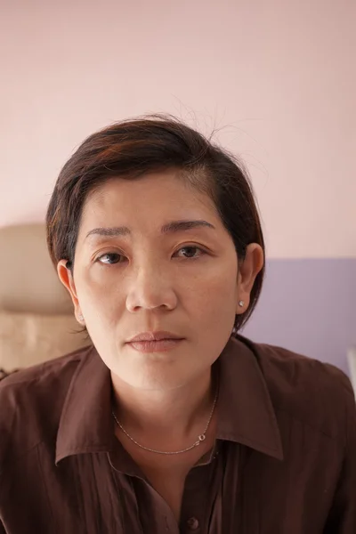 Naturliga ansiktsvård av asiatiska 45s år gammal efter skönhet armbåge tatt — Stockfoto