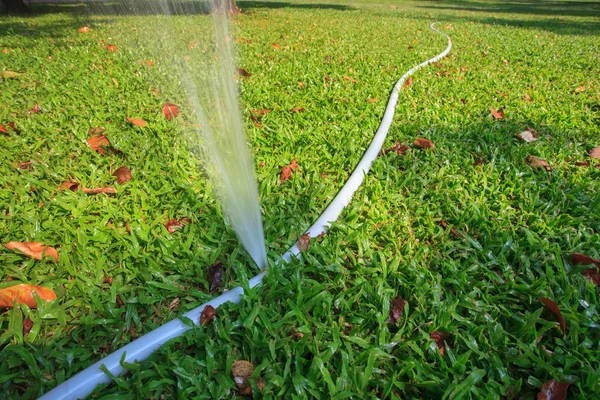 Vatten som rinner läckande gummi line tube användning för spara planet — Stockfoto