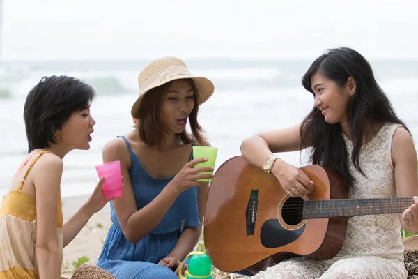 Portrait of asian woman and friends group playing guitar and hap — Stock Photo, Image