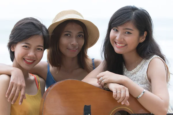 Portrét hlavou střílel z mladé krásné asijské ženy štěstí — Stock fotografie