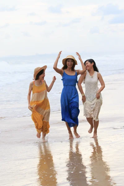 Portrait of young asian woman summer holiday vacation on sea bea — Stock Photo, Image