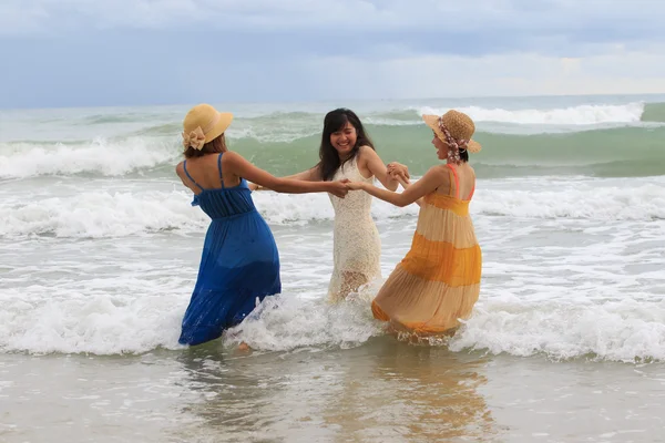 肖像一群年轻的亚洲女人玩幸福情感 — 图库照片