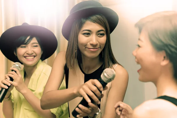 Grupo de retrato de mulher jovem asiática, cantando uma canção em caraoke en — Fotografia de Stock