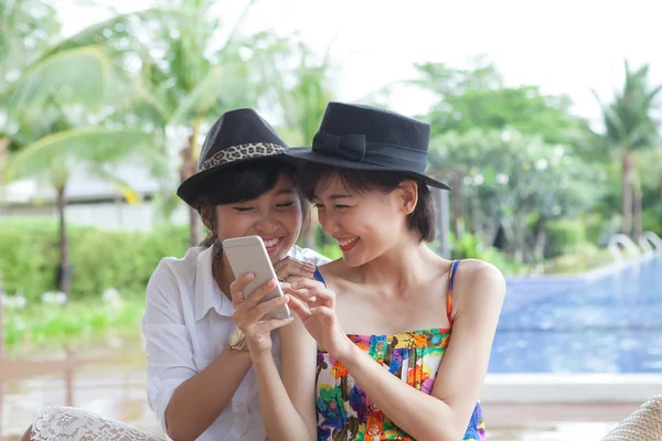 Portret van jonge mooie Aziatische vrouw lachen met geluk — Stockfoto