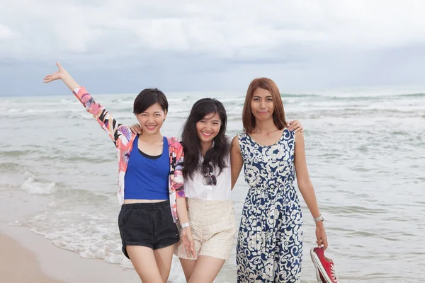 Retrato de asiático mulher amigo grupo relaxante cacation no mar bea — Fotografia de Stock