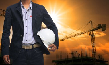 mühendis adam karşı güzel beyaz kask ile ayakta