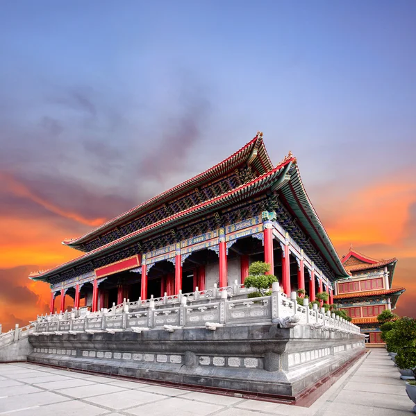 Hermoso templo chino contra el uso del cielo oscuro para China, al este de un — Foto de Stock