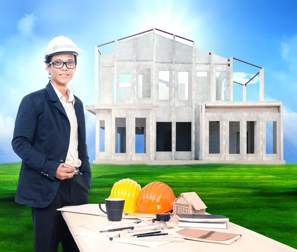 Inżynierii człowiek z tabeli pracy i projekt domu na piękne — Zdjęcie stockowe
