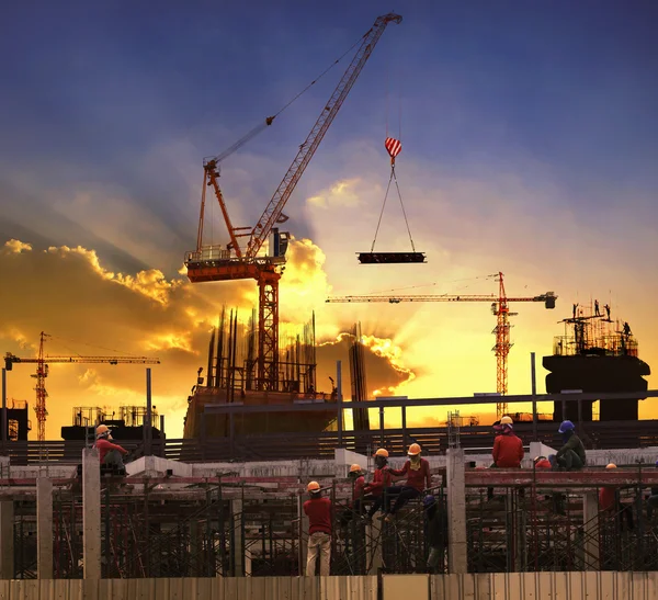 Worker working in high building construction site against beauti — Stock Photo, Image