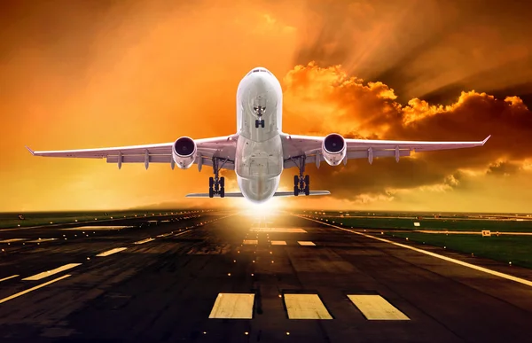 Passagierflugzeug hebt gegen Sonnenuntergang von Landebahn ab — Stockfoto