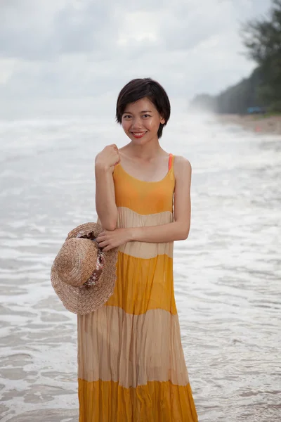 Retrato de mujer asiática joven con vestido largo con una sonrisa fa — Foto de Stock