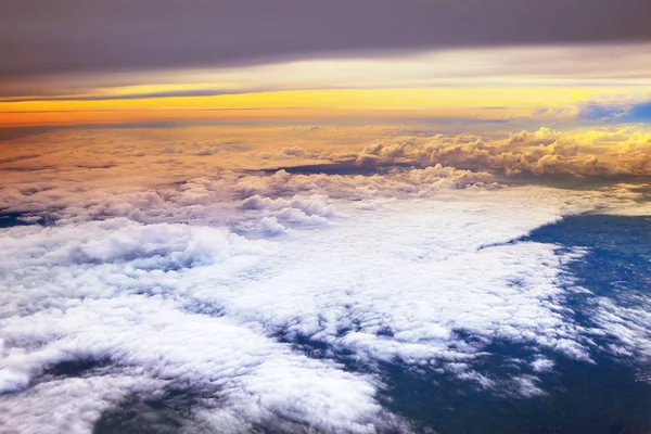 Облака вид сверху из окна самолета — стоковое фото