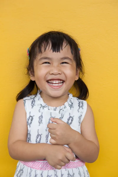 Gros plan visage de asiatique ked toothy sourire visage facial avec happi — Photo