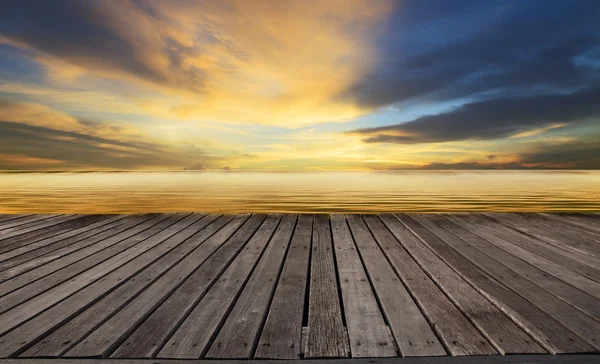 güzel esmer gökyüzü karşı ahşap panel