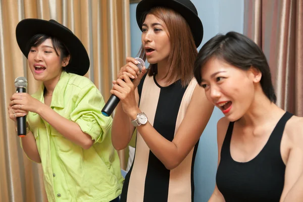 Retrato asain mujer amigo grupo relajante emoción cantando un —  Fotos de Stock