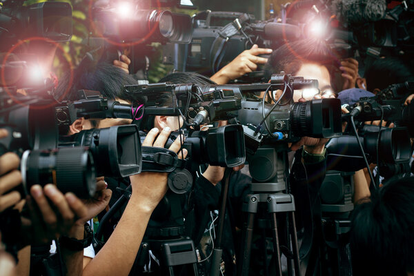 пресса и медиа-камера, видео-фотограф на дежурстве в общественном новом
