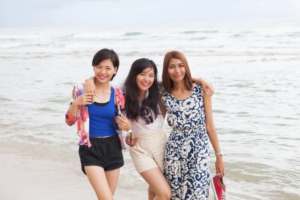 Портрет молодої красивої азіатки подруги, що розслабляє щасливу емоцію — стокове фото