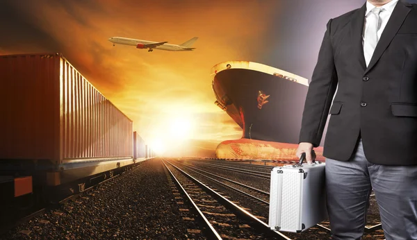 Інвестор бізнесмен і контейнерні потяги, комерційний корабель на р — стокове фото