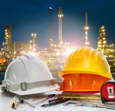 Tablo agaisnt ışığı güzel çalışan mühendis safey kask