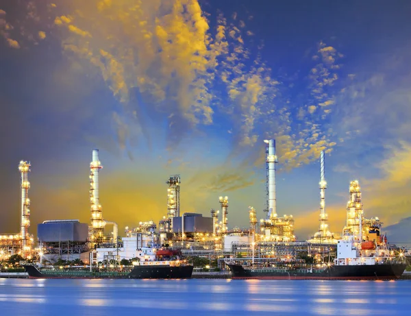 Tanker schip en petrochemische olie raffinaderij-industrie plant met b — Stockfoto