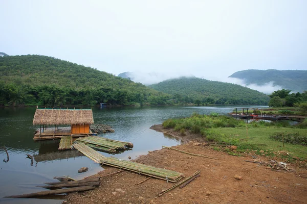 Thailändska flytande hus i kwae floden kanchanaburi västra av thaila — Stockfoto