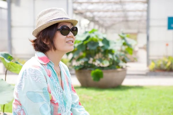 Asyalı kadın güneş gözlüğü ve stra çehresini portre kafa vurdu — Stok fotoğraf
