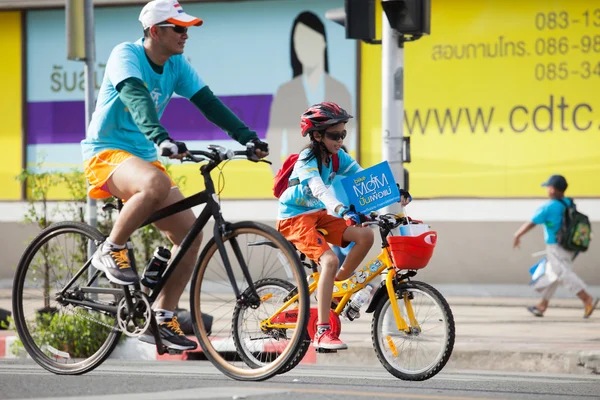 TAILANDIA BANGKOK: 16 DE AGOSTO: tailandés y niños montando en bicicleta —  Fotos de Stock