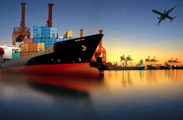 Navio do recipiente na importação, porto da exportação contra a manhã bonita l — Fotografia de Stock