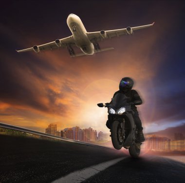 genç adam asfalt karayolları yol yüksek s ile motosiklet sürme