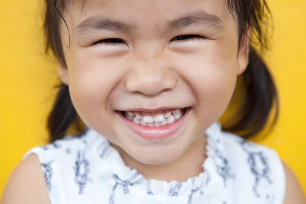 Zblízka tvář asijské dítě zubatý, usmívající se obličeje tvář s teleportovací — Stock fotografie