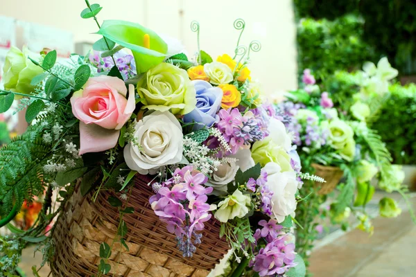 Ramo de flores organizar la decoración en el jardín del hogar —  Fotos de Stock