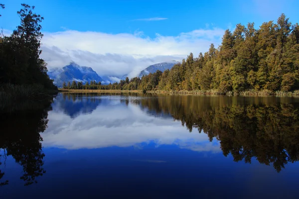 Reflexión escénica del lago Matheson en la isla del sur de Nueva Zelanda — Foto de Stock