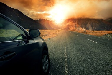 Araba için sun rise dağ kullanmak freedo l için seyahat etmeye hazırlanıyor