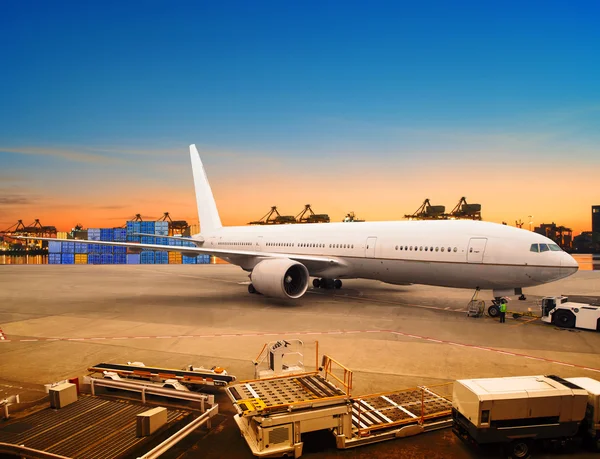 Flete aéreo y avión de carga que carga mercancías comerciales en aeropuerto con — Foto de Stock