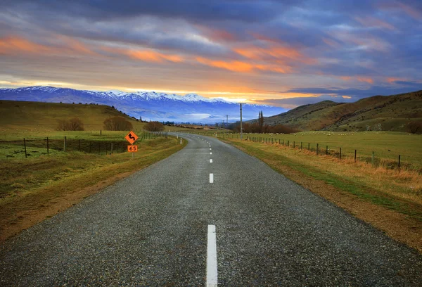 Belle route asphaltée et paysage rural campagne ferme sud i — Photo