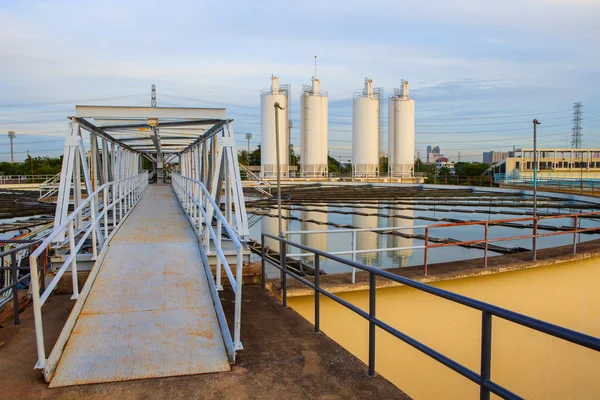 Grote tank van de watervoorziening in metropolitan waterwerken industrie pla — Stockfoto